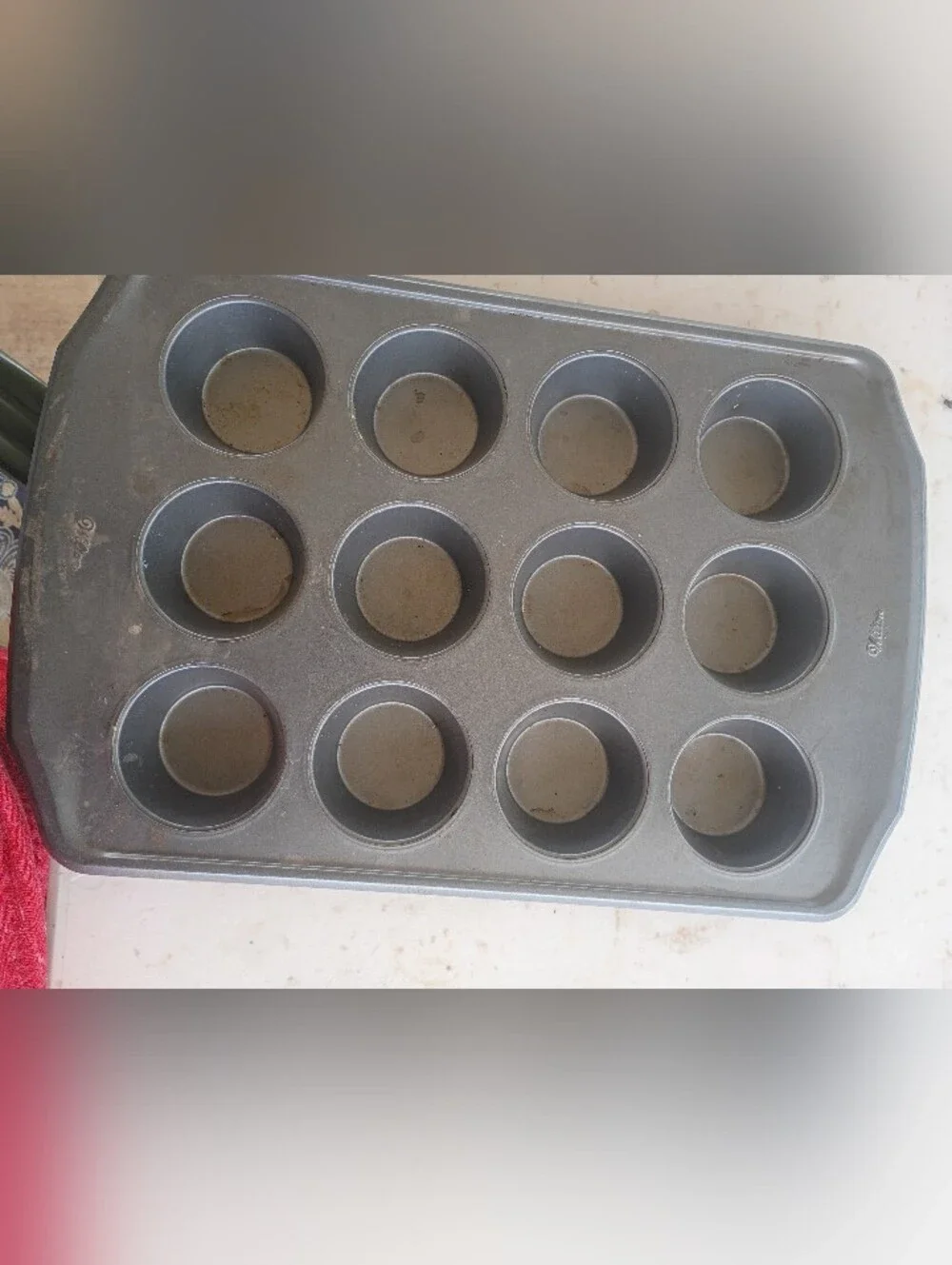 12-Cup Nonstick Muffin Tin - Gray
